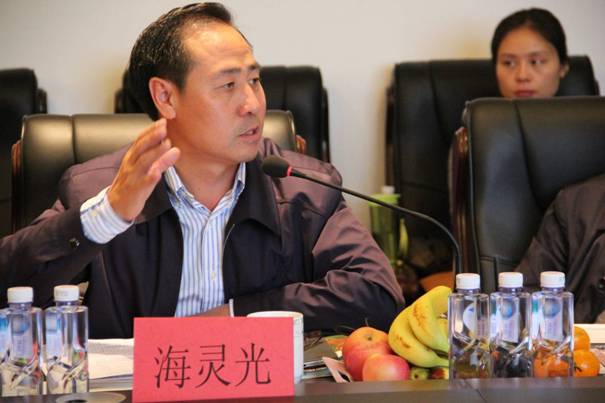 海南省內蒙古商會(huì )會(huì )長(cháng)、內蒙古農牧業(yè)產(chǎn)業(yè)化龍頭企業(yè)協(xié)會(huì )海南辦事處主任海靈光介紹對接情況.JPG